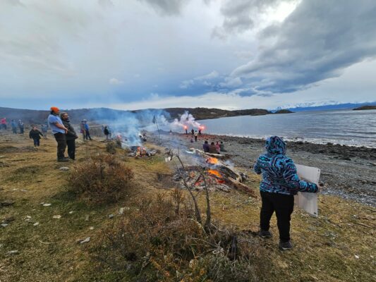 Comunidad Yagán de Puerto Williams se moviliza para  frenar el avance de la salmonicultura en el canal Beagle