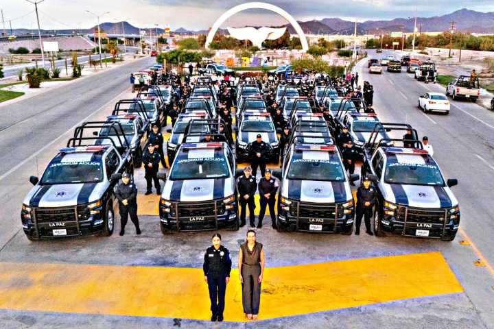 Milena Quiroga entregó equipo policial con inversión de 32 mdp, incluyendo 21 patrullas