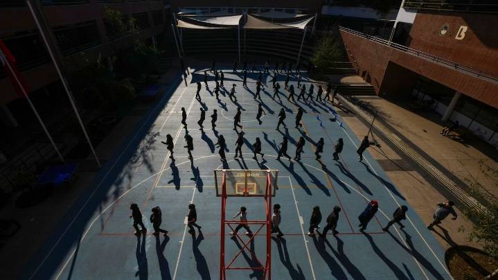 No TikTok, no Instagram: Chilean school blocks phones and students rediscover real