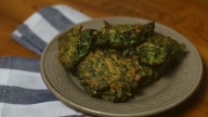 El secreto para los mejores buñuelos de espinaca, crocantes por fuera y cremosos por dentro