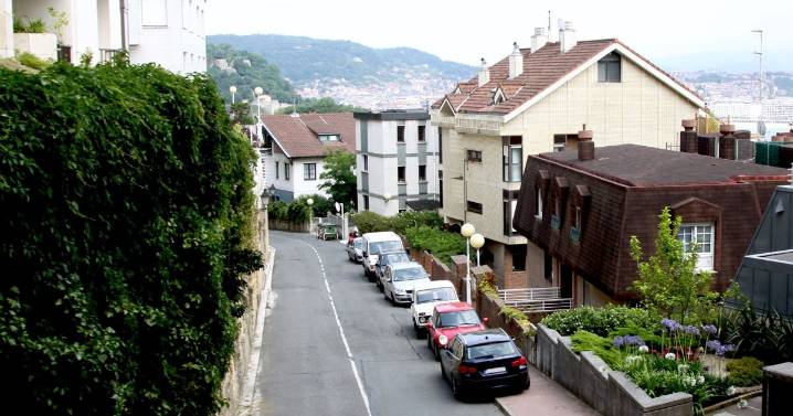Pavement parking rule update as 83 per cent back Government ban