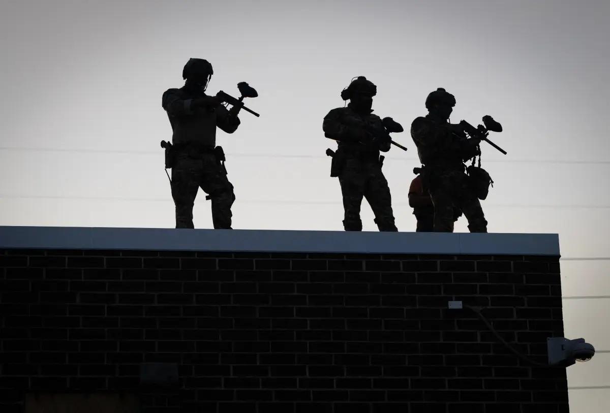 Tiroteo en oficinas de ICE en Dallas deja al menos un muerto y dos heridos