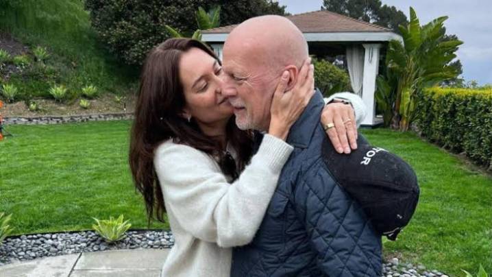 La esposa de Bruce Willis defiende su decisión de poner al actor bajo cuidado externo