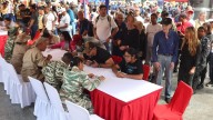 "Si tengo que dejar mi vida luchando, lo hago", venezolanos se preparan para defender la patria ante EU