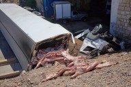Volcó un camión frigorífico en Mendoza: la Policía echó a los vecinos que intentaban saquearlo