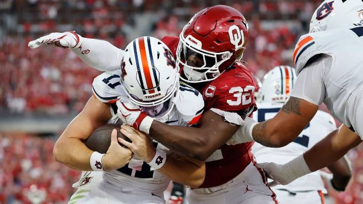 Oklahoma swarms Auburn in record 10-sack night, moves to 4