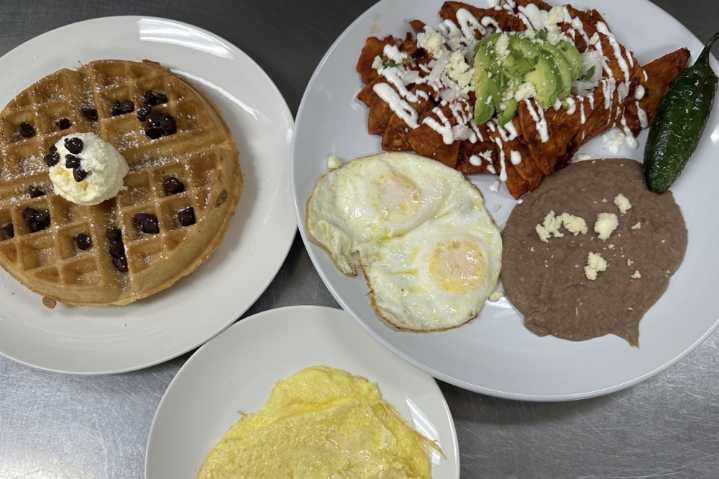 Main St. now offers breakfast platters, burgers ...