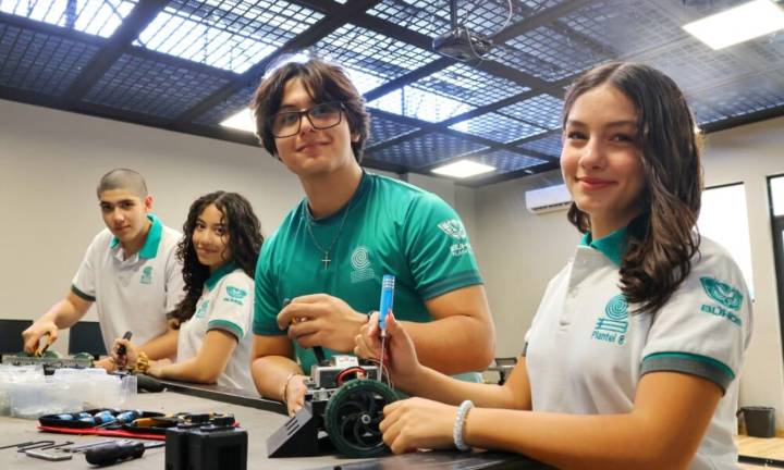 Estudiantes y docentes del Cobach obtienen Beca Junior Achievement para su formación en IA