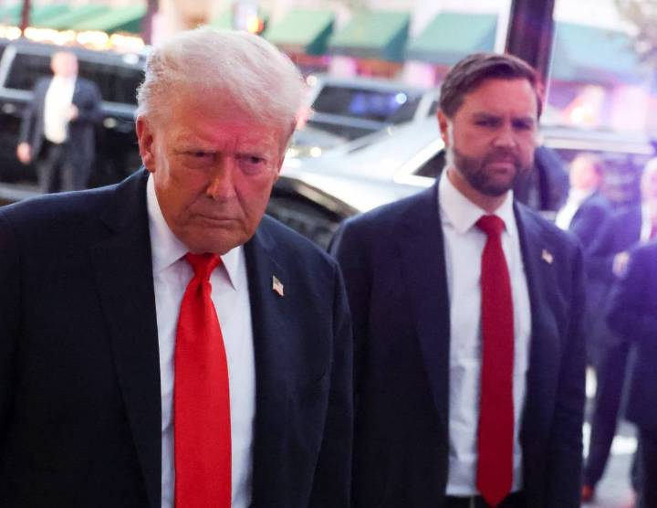 Trump niega autenticidad de carta atribuida a Epstein: "No es mi firma"
