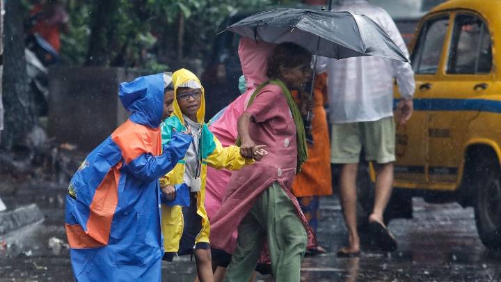 Yellow alert clouds puja joy in Bengal — sun shines on Shashti, heavier rain may hit later days
