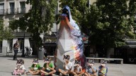 Activistas de WWF recrean en Madrid el aullido del lobo para denunciar la desprotección