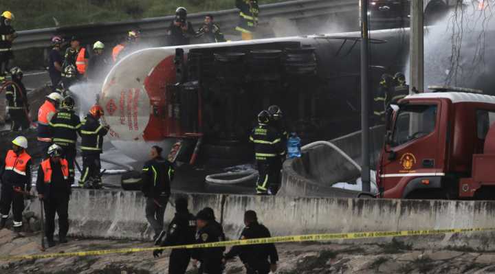 Suman cuatro muertos y 90 heridos por explosión de pipa en el puente de La Concordia