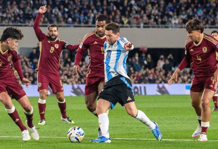 Messi desplegó su magia en la despedida oficial: hizo dos de los tres goles...
