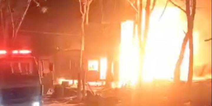 Trágico incendio en Ushuaia: se prendió fuego una casa, murieron los tres hijos y los padres quedaron internados