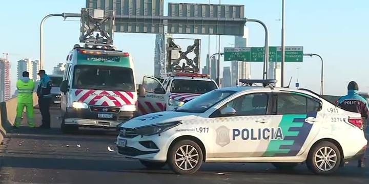 Un motociclista murió al chocar contra un camión en la autopista Buenos Aires