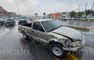 Camioneta termina sobre el camellón tras choque en Blvd. Luis Echeverría