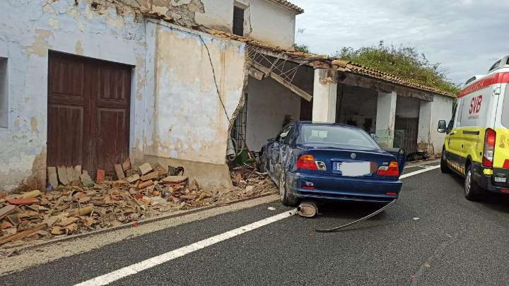 Cuatro miembros de una familia, entre ellos una bebé de 2 años, heridos al estrellarse su coche con una casa en la N