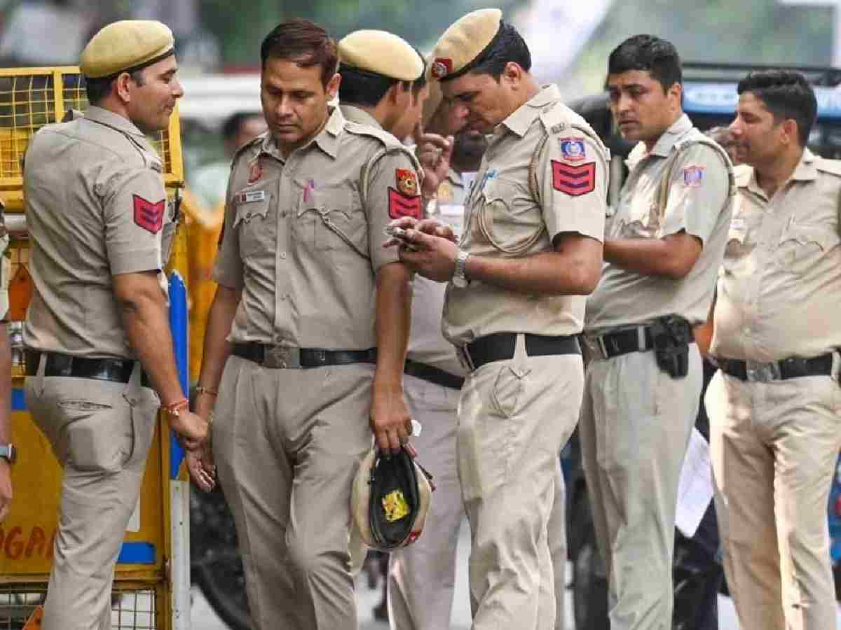Armed men loot shop at gunpoint in Delhi’s Seelampur