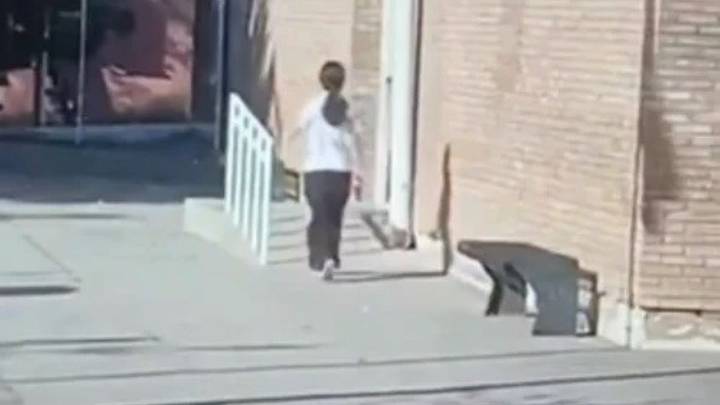 Se entregó la adolescente que estaba atrincherada y armada en una escuela La joven, que tiene 14 años, entregó el arma y fue derivada a un hospital de la zona. Está sana y no hubo heridos.