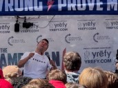 Salen a la luz nuevos videos que mostrarían al tirador que asesinó a Charlie Kirk: "Vi a la gente correr"