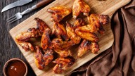 El ingrediente que casi nadie conoce y que es esencial para que las alitas de pollo queden súper crujientes