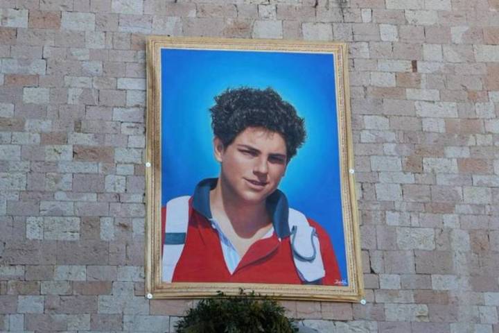 Carlo Acutis, el “influencer de Dios”, se convirtió oficialmente en el primer santo millennial