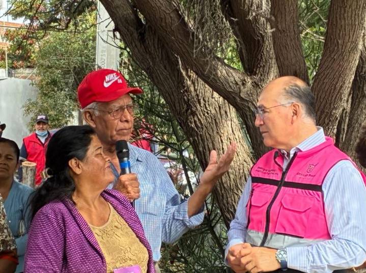 Indignados colonos encaran a Galindo en evento público