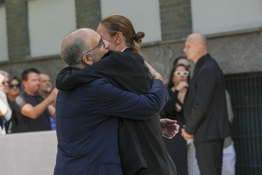 Fotos AP: Dolientes despiden al ícono de la moda Giorgio Armani en Milán