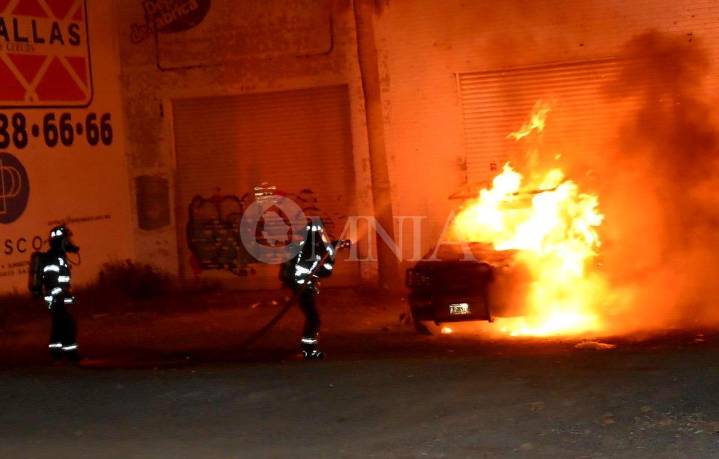 Se calcina Ford F150 afuera de carpintería