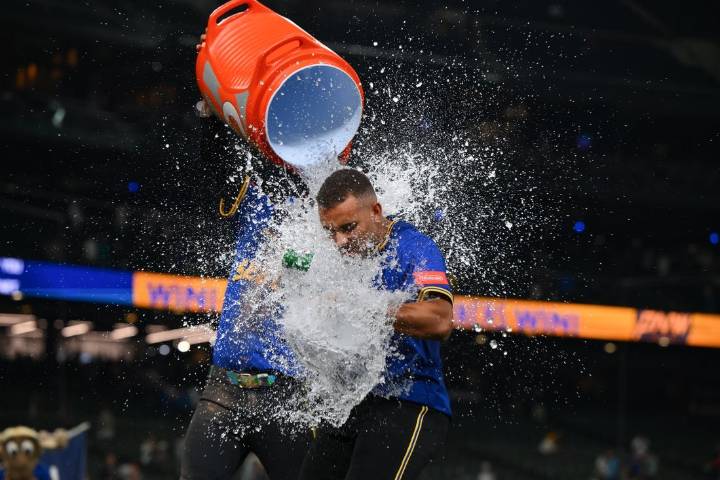 Deadspin | Mariners, level atop AL West, pursue another win over Angels