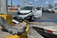 Ignora el rojo, proyecta auto contra camellón y deja lesionada a malabarista en Saltillo