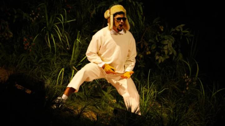 Bad Bunny sufre una aparente lesión de rodilla en pleno concierto
