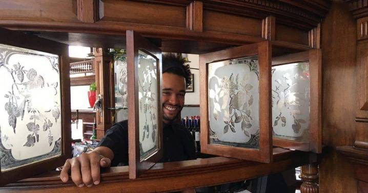 London pubs' 'snob screens' you can still see today that were used to separate posh drinkers from commoners