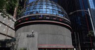 BMV toca nuevo máximo histórico y liga dos días al alza; Wall Street ‘resbala’ por comentarios de la Fed