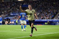 El Barcelona remonta en Oviedo para seguir a dos puntos del Real Madrid