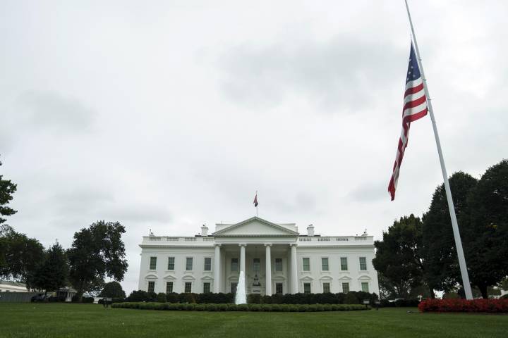 Trump ordena ondear a media asta las banderas del país por el asesinato de Charlie Kirk