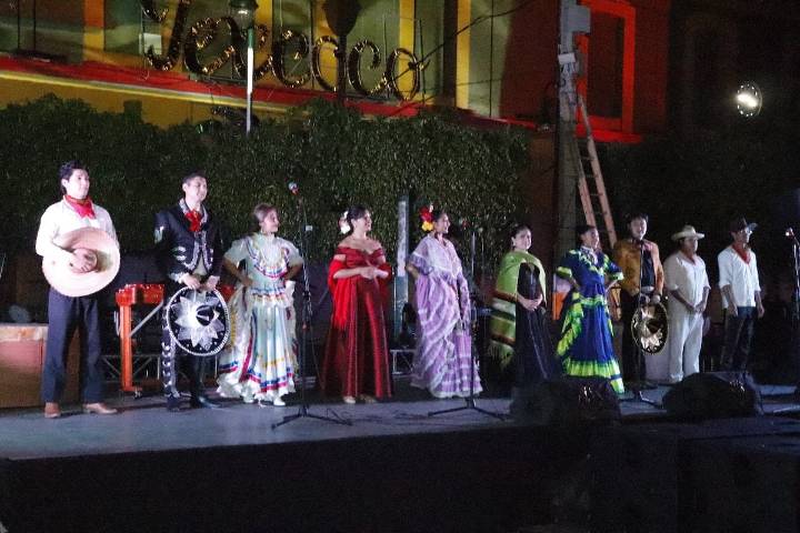 Texcoco cierra fiestas patrias con espectáculo inmersivo en Jardín Constitución