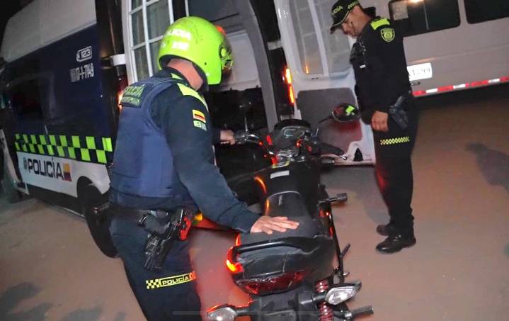 Autoridades recuperan moto robada escondida en un parqueadero de Suba