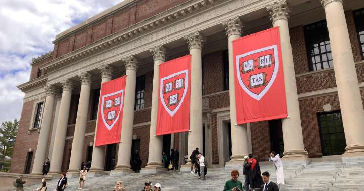 Una jueza de EE.UU. frena la ofensiva de Trump contra Harvard y restituye sus fondos federales