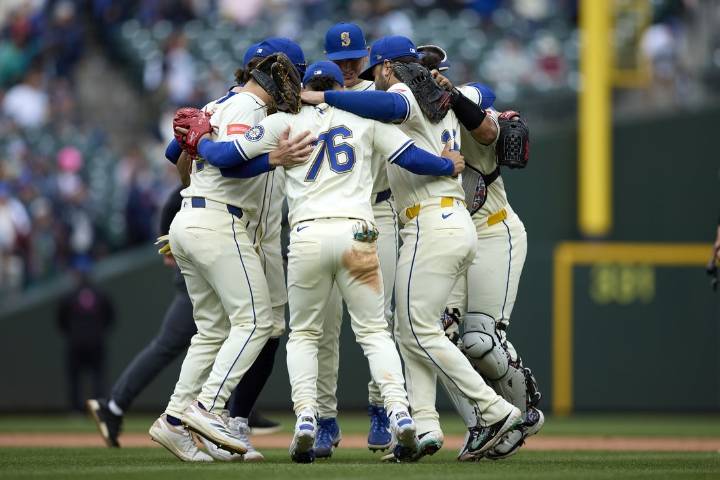 Deadspin | Mariners shoot for 10th straight win against limping Royals