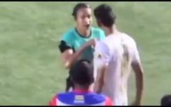 Video | Futbolista abofetea a árbitra tras ser expulsado