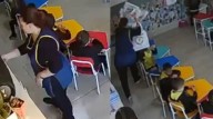 Maestra golpeó a un niño de kínder con libros y le tira...