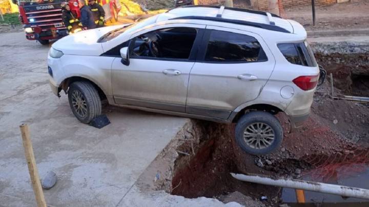Una camioneta quedó colgada al borde de un enorme pozo en Centenario