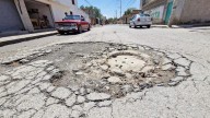 Vecinos de la colonia El Mezquital denuncian bache gigantesco
