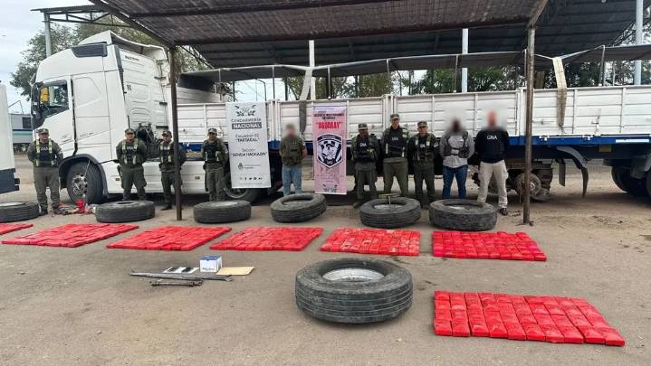 Gendarmería encontró 417 kilos de cocaína escondida en neumáticos