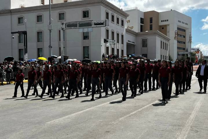 Desfilan 55 escuelas en aniversario de la Independencia en Chihuahua