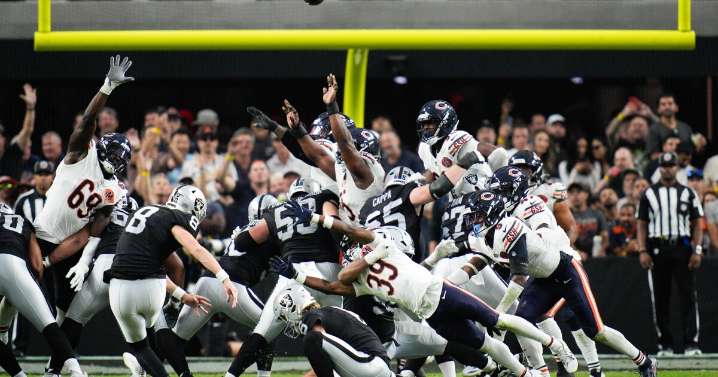 Josh Blackwell blocks field goal to preserve Bears' rally for 25