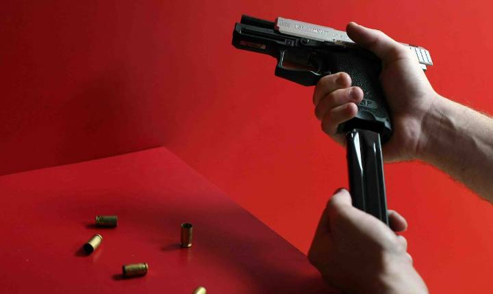 Cargos por homicidio negligente a guardia de seguridad por muerte de su pareja