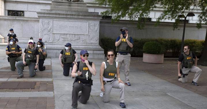 FBI despide a agentes que se arrodillaron durante protesta por justicia racial en 2020