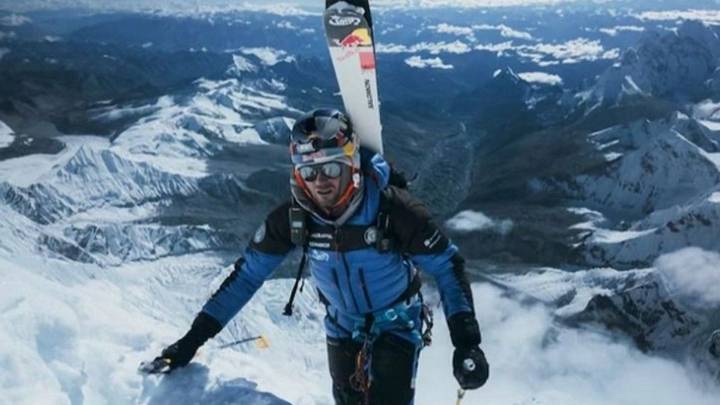 Un alpinista polaco logró una hazaña inédita: esquió desde la cima del Everest sin oxígeno